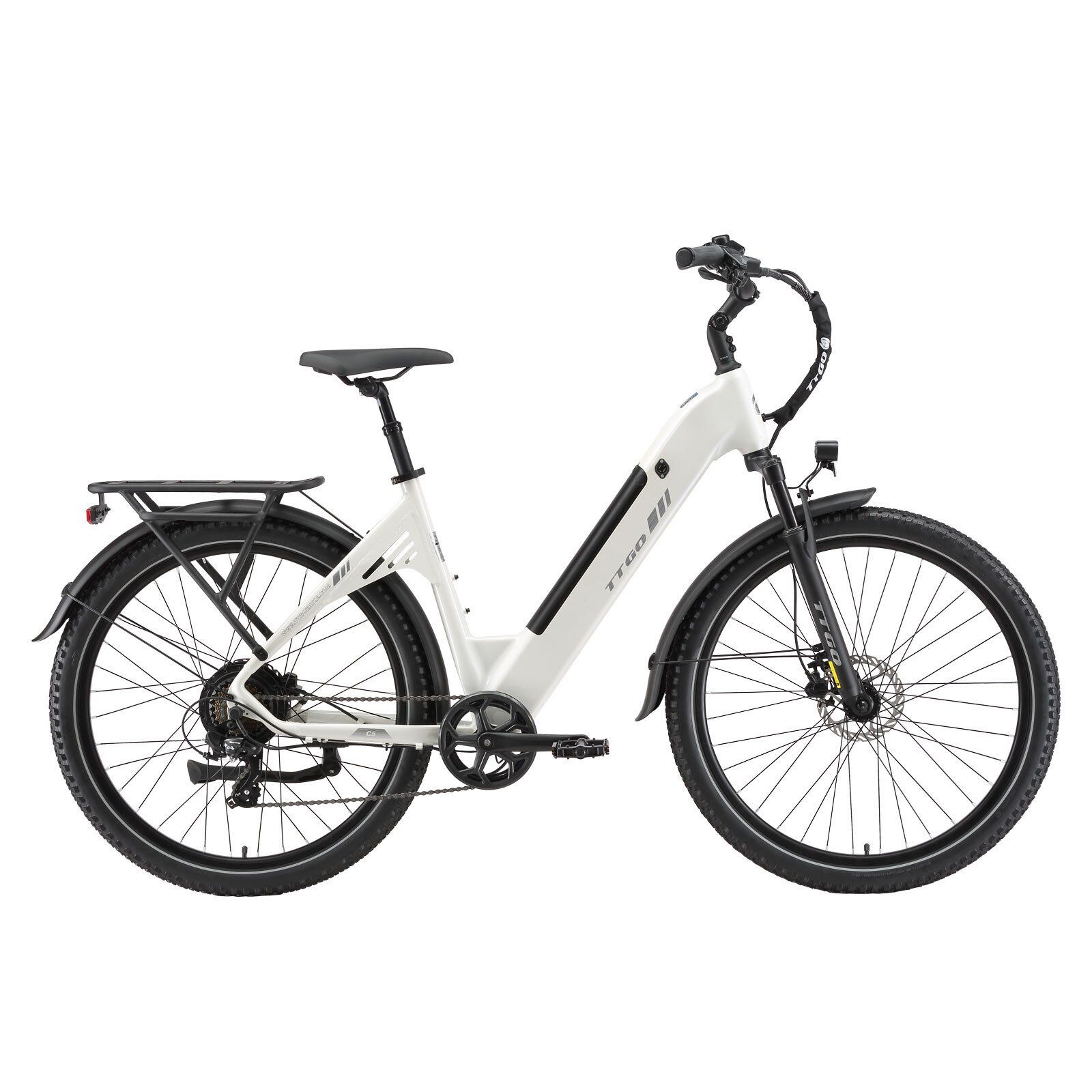 Weißes E-Bike mit schwarzen Reifen und Details. Gepäckträger, Schutzbleche und Scheinwerfer sind sichtbar.