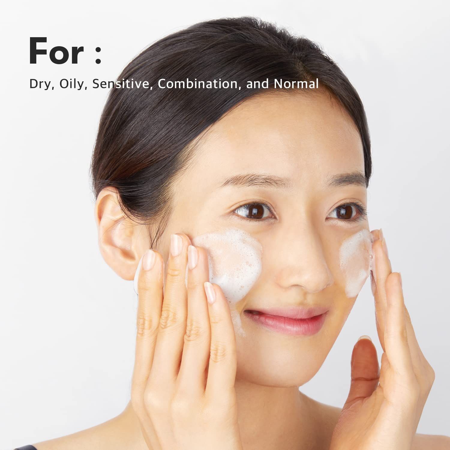 Frau wäscht ihr Gesicht mit Schaum. Text: Für: Trockene, fettige, empfindliche, Misch- und normale Haut.