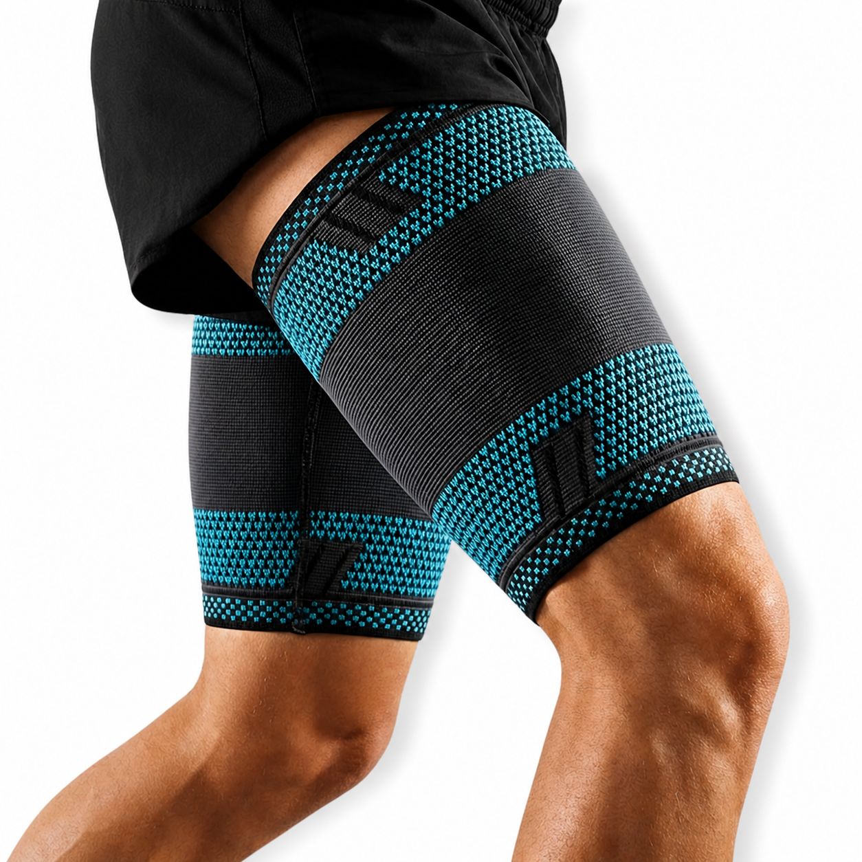 Beine mit Oberschenkelbandagen. Grau-blaues Muster. Schwarze Shorts. Bandagen mit blauem Muster.