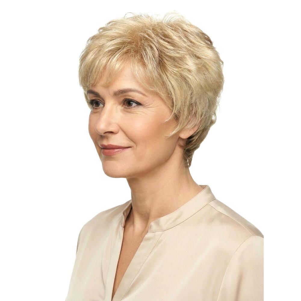 Blonde Kurzhaarperücke. Seitenansicht einer Frau, die die Perücke trägt. Die Perücke hat einen Pony.