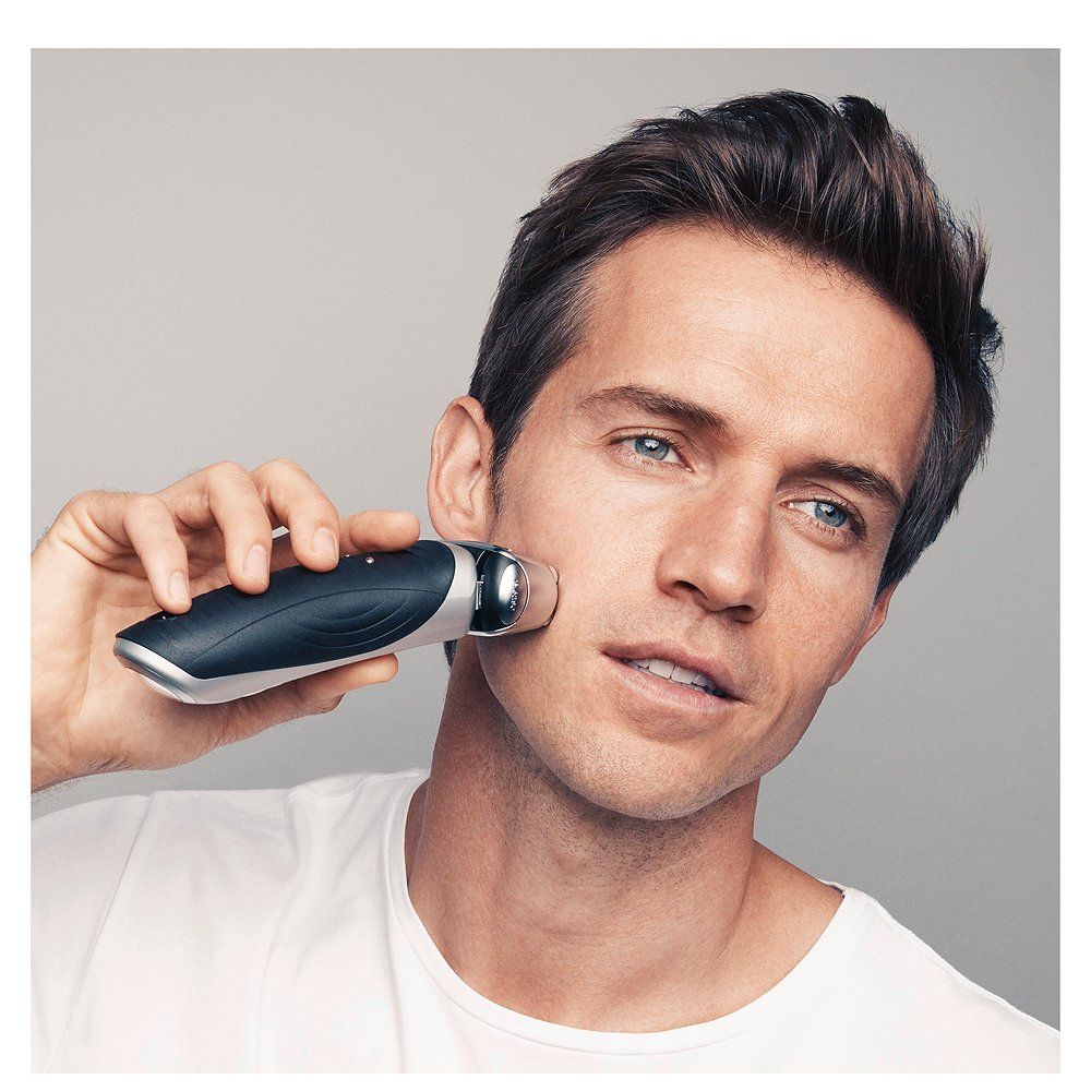 Mann mit Braun Series 7 Elektrorasierer im Gesicht, Fokus auf das Rasieren.