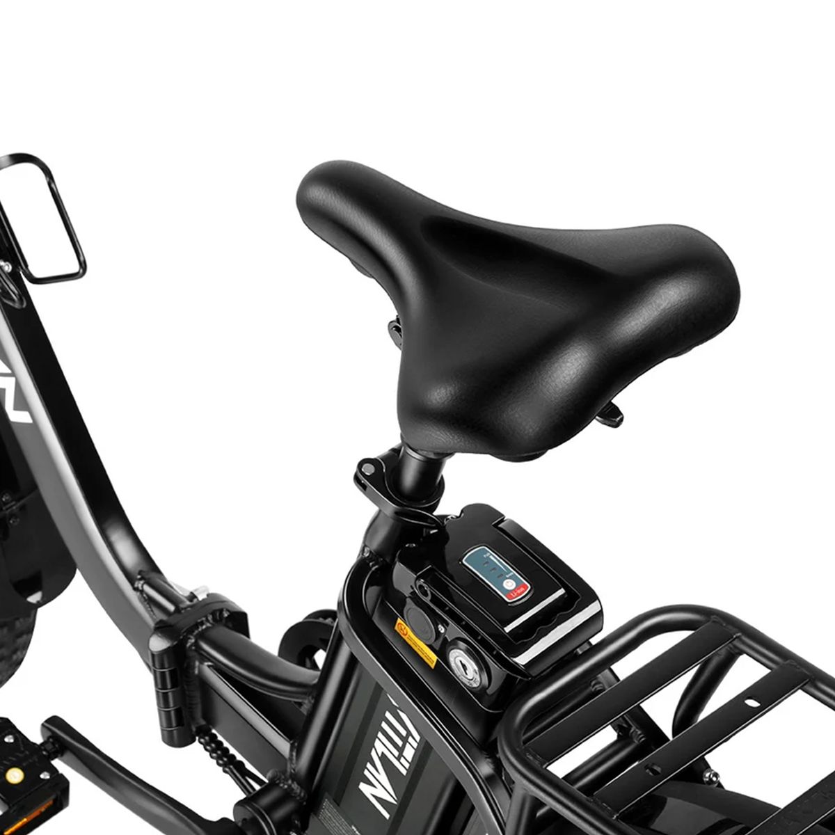 Detailansicht des Sattels und Akkus des schwarzen E-Bikes. Marke Vitilan. Sichtbare Details: Display, Schloss.