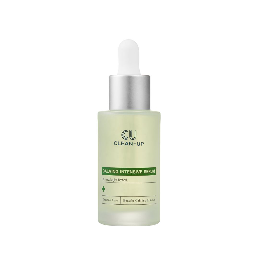 Serumflasche mit Pipette. Aufschrift: CU CLEAN-UP, CALMING INTENSIVE SERUM. Dermatologisch getestet. Für empfindliche Haut.