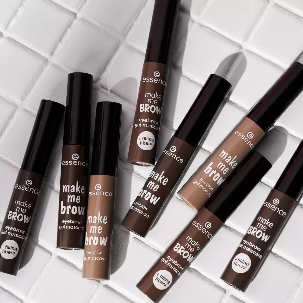 Mehrere Augenbrauengel-Mascara-Tuben. Braune Tuben mit schwarzem Deckel. Aufschrift: make me brow, eyebrow gel mascara, + filling fibers.