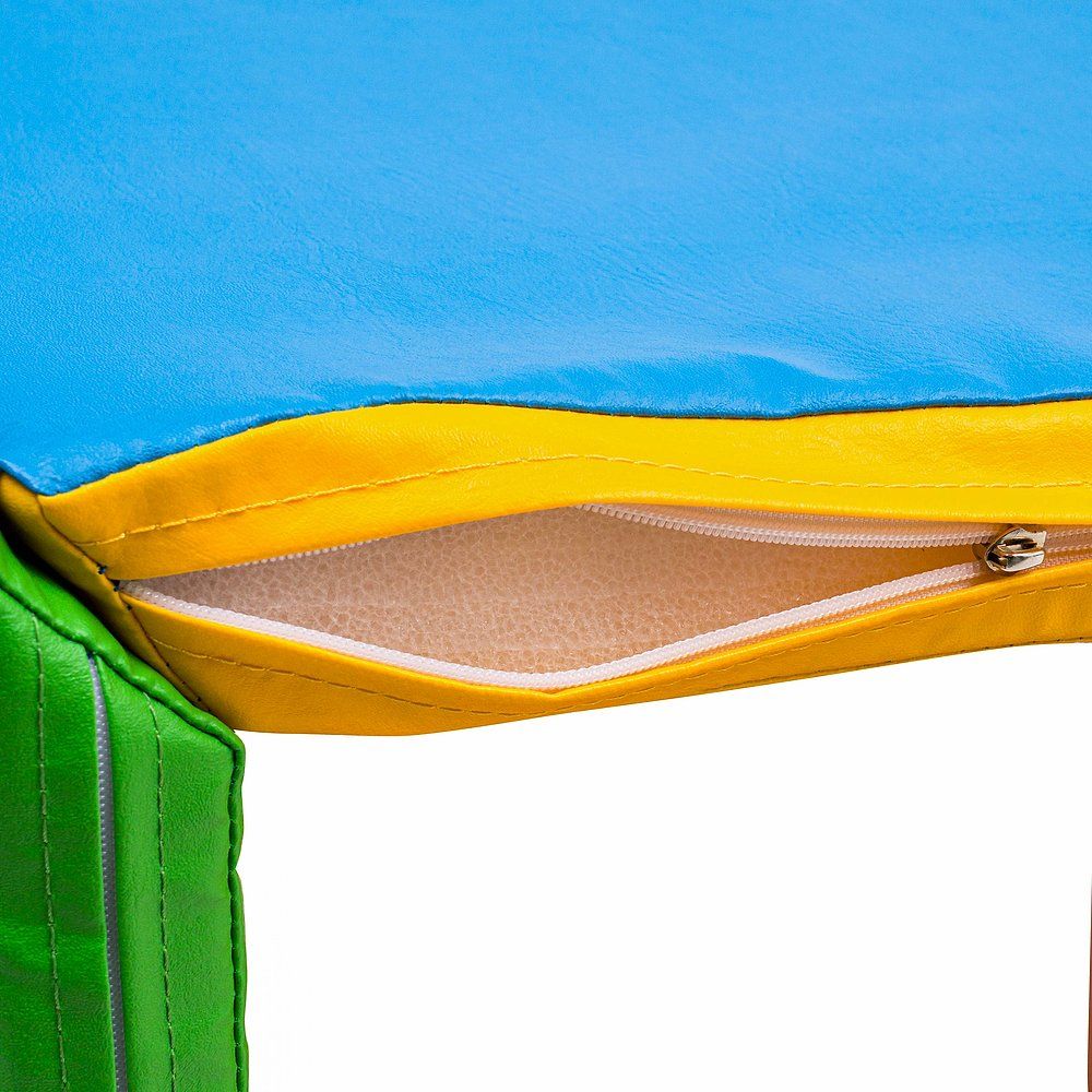 Nahaufnahme einer farbigen Turnmatte mit Reißverschluss. Gelb und blau.