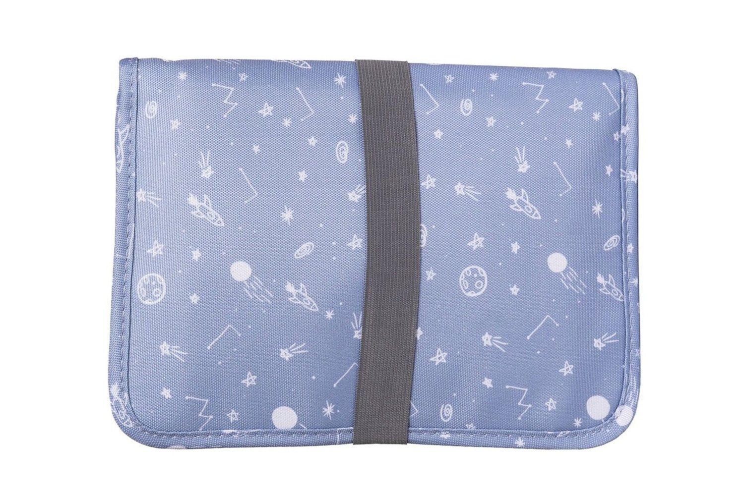 Windeltasche Cosmic, blau mit Weltraum-Motiv, grauer Gummibandverschluss.
