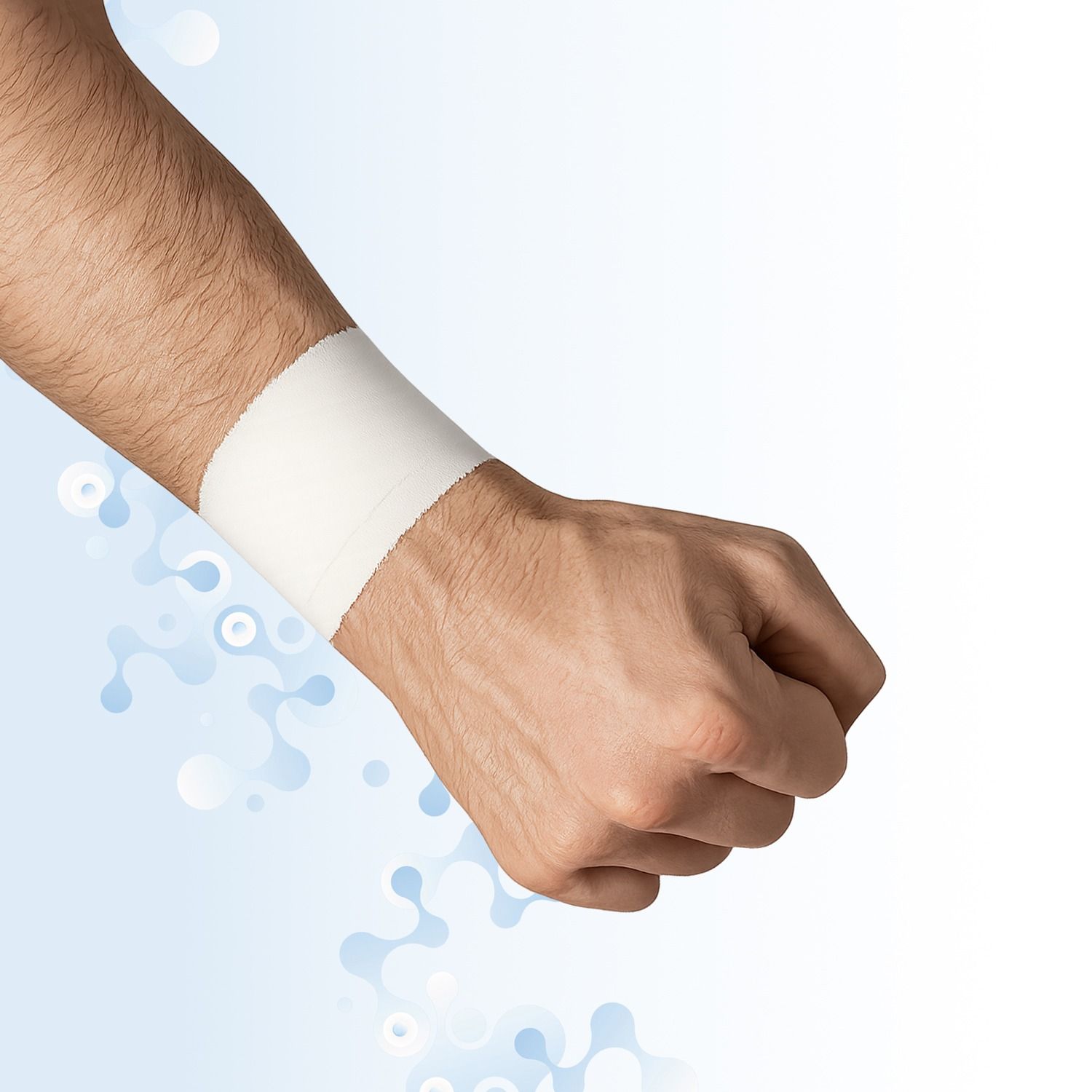 Weißes Sporttape am Handgelenk. Arm und Hand sind zu sehen. Tape ist um das Handgelenk gewickelt.