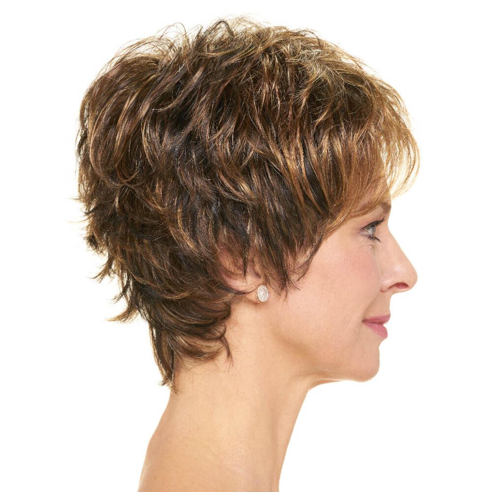 Kurzhaarperücke mit braunen und blonden Strähnen. Seitenansicht einer Frau.