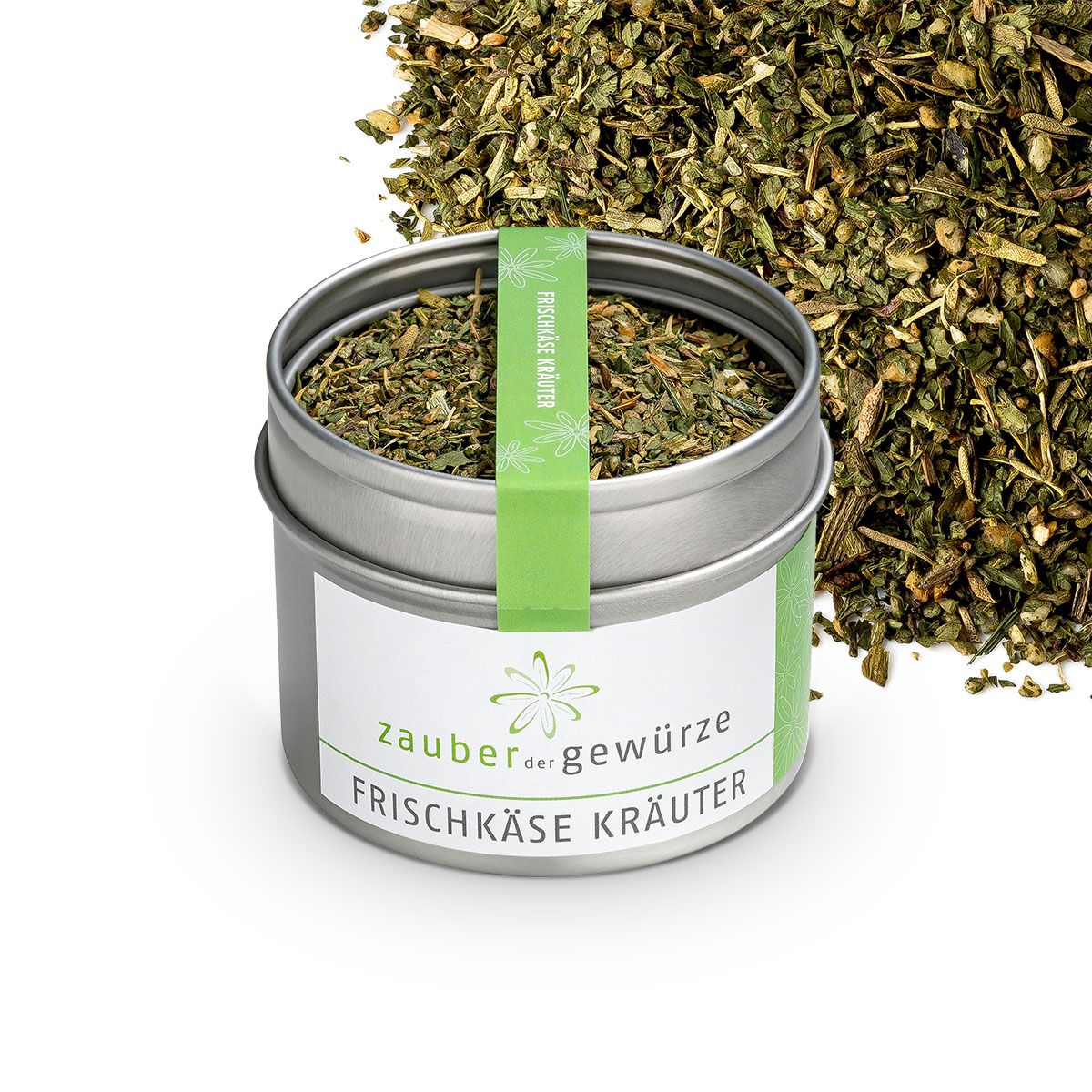 Metallbehälter mit Kräutern und lose Kräuter daneben. Aufschrift: Zauber der Gewürze Frischkäse Kräuter. Grünes Etikett.