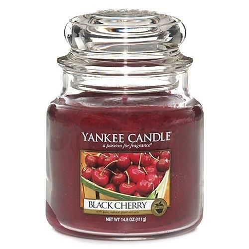 Duftkerze im Glas mit Deckel. Aufkleber mit Kirschen und Schriftzug "Black Cherry". Marke: Yankee Candle.