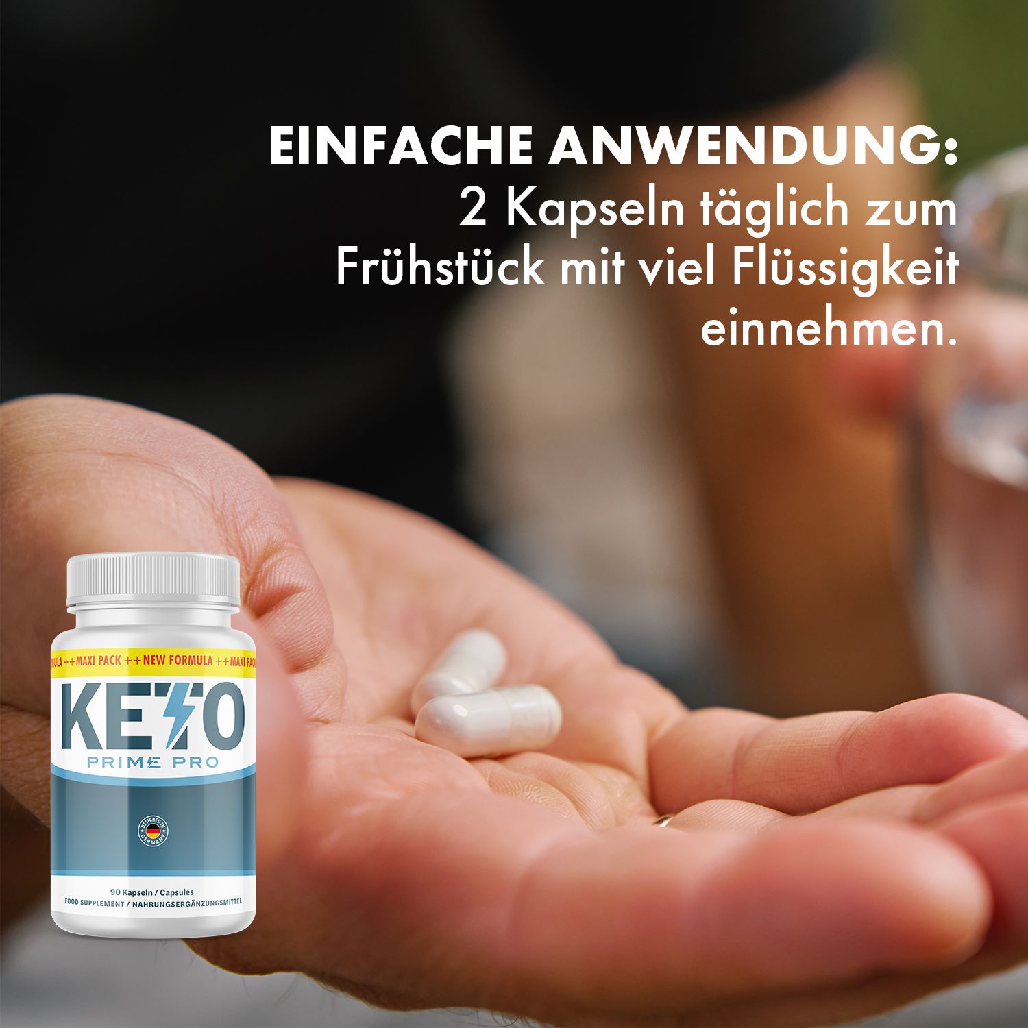Hand mit zwei Kapseln. KETO PRIME PRO-Flasche daneben. Text: EINFACHE ANWENDUNG: 2 Kapseln täglich zum Frühstück mit viel Flüssigkeit einnehmen.
