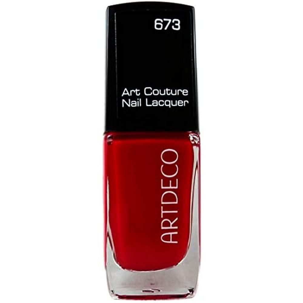 Rote Artdeco Nagellackflasche. Aufschrift: Art Couture Nail Lacquer, 673. Schwarzer Deckel, transparente Flasche.