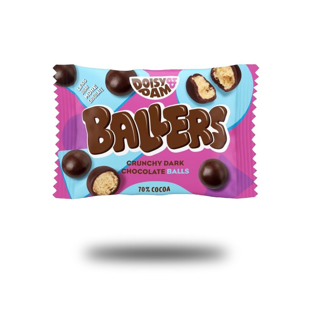 Verpackung mit Schokoladenkugeln. Aufschrift "Ballers", "Crunchy Dark Chocolate Balls", "70% Cocoa". Marke: Doisy & Dam.