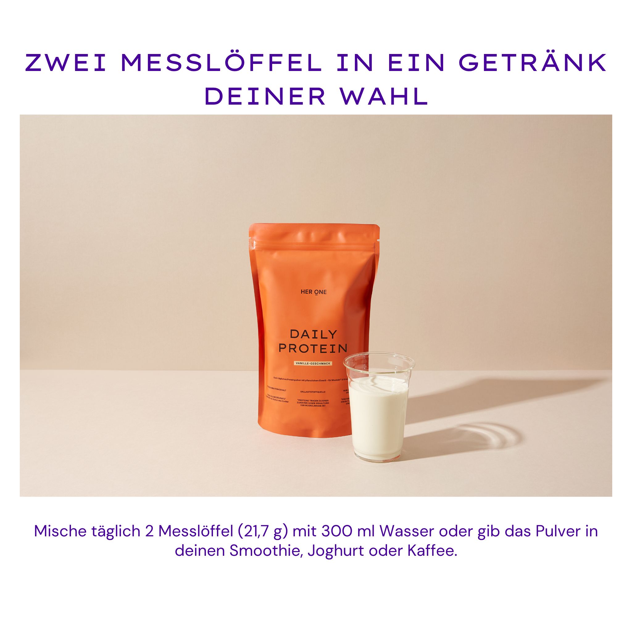 Orangefarbene Protein-Verpackung neben einem Glas Milch. Text: "ZWEI MESSLÖFFEL IN EIN GETRÄNK DEINER WAHL".