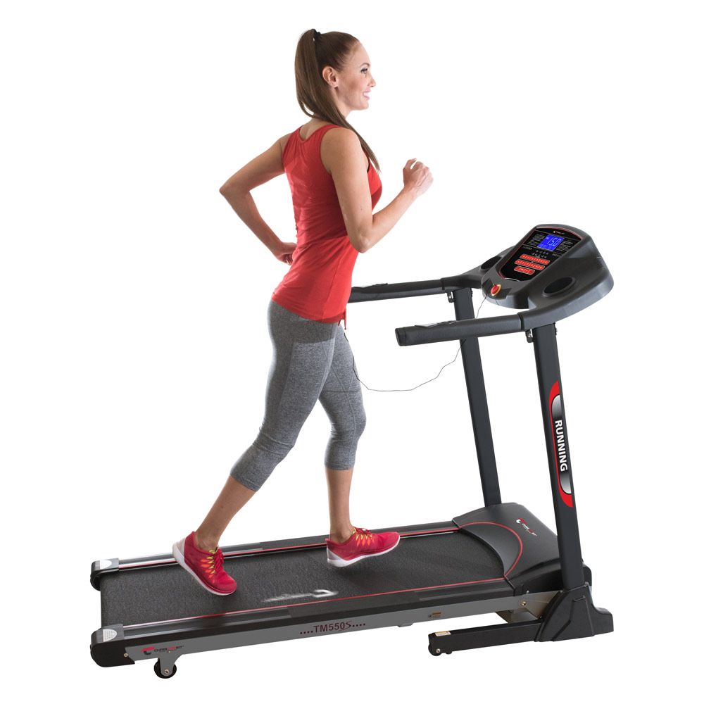 Laufband TM 550S. Schwarzes Laufband mit roter Akzentlinie. Frau läuft auf dem Laufband. Digitalanzeige.