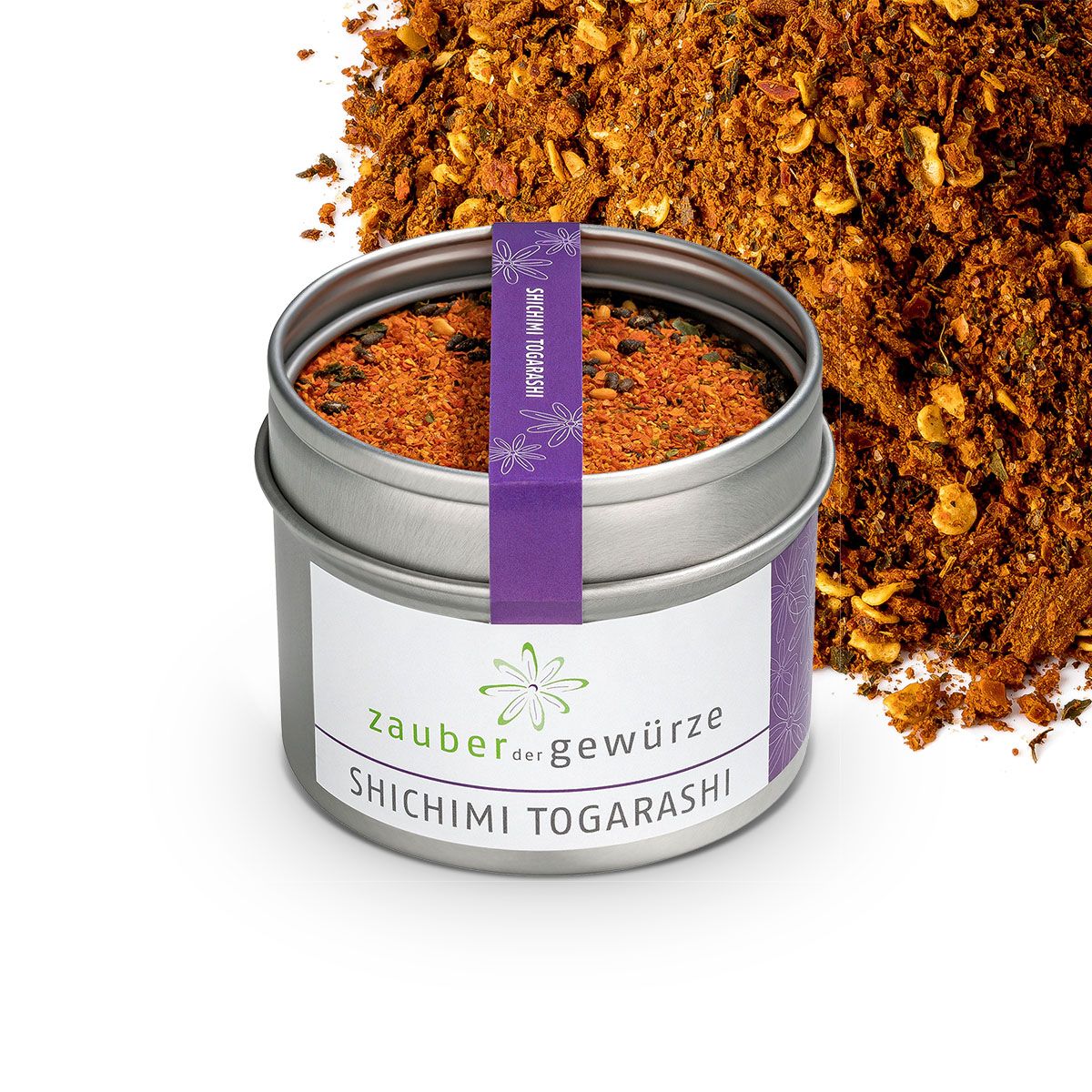 Dose Shichimi Togarashi mit Streuung. Weißes Etikett mit Schriftzug "Zauber der Gewürze Shichimi Togarashi". Lila Band mit Schriftzug.