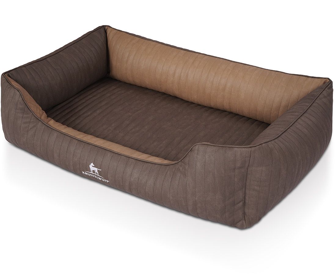 Braunes Hundebett mit erhöhtem Rand und Logo. Gepolsterte Oberfläche mit Steppnähten. Rechteckige Form.