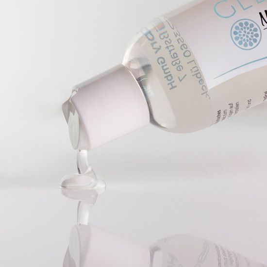 Eine Flasche Gleitgel, aus der Flüssigkeit auf eine spiegelnde Oberfläche fließt. Auf der Flasche steht "Gleitfreude".