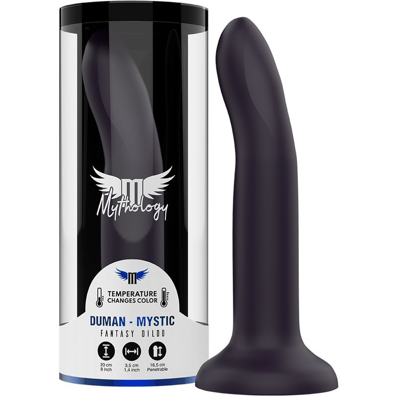 Schwarzer Dildo in Verpackung. Marke: Mythology. Produktname: DUMAN - MYSTIC. Maße: 20cm x 3,5cm x 16,5cm.