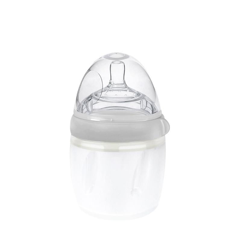 Babyflasche mit transparentem Deckel und Sauger. Weißer Flaschenkörper mit grauen Elementen.