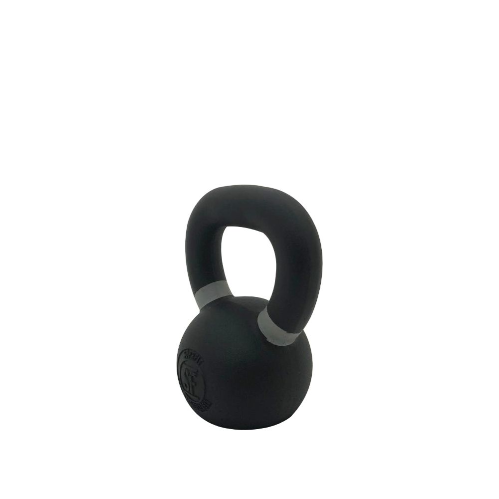 Schwarze Gusseisen Kettlebell mit grauem Griff. Runde Form, Griff oben. Logo auf der Vorderseite.