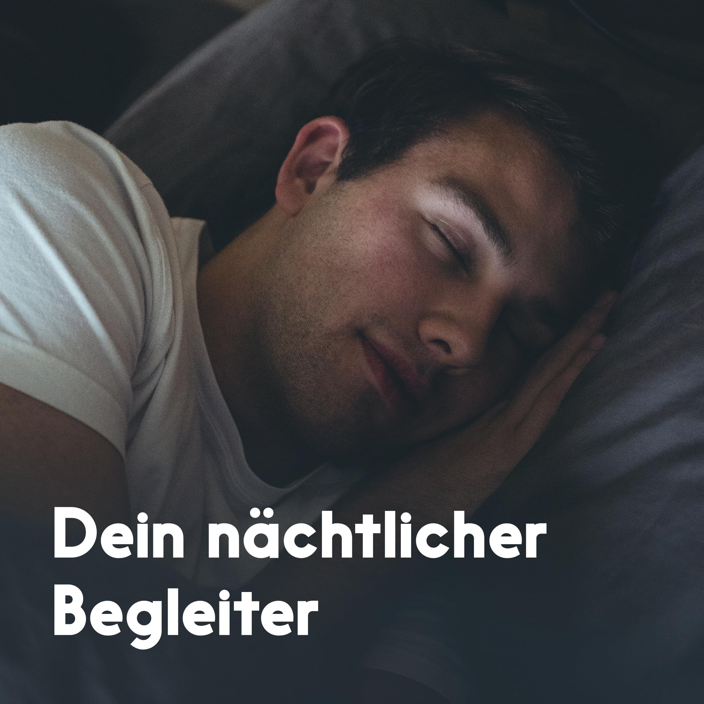 Mann schläft auf Kissen. Text: Dein nächtlicher Begleiter.