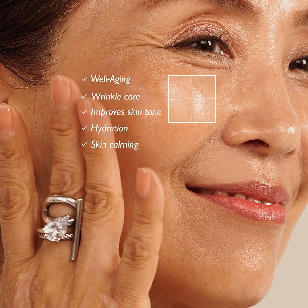 Frau mit Gesicht. Text: Well-Aging, Wrinkle care, Improves skin tone, Hydration, Skin calming. Quadratische Markierung.
