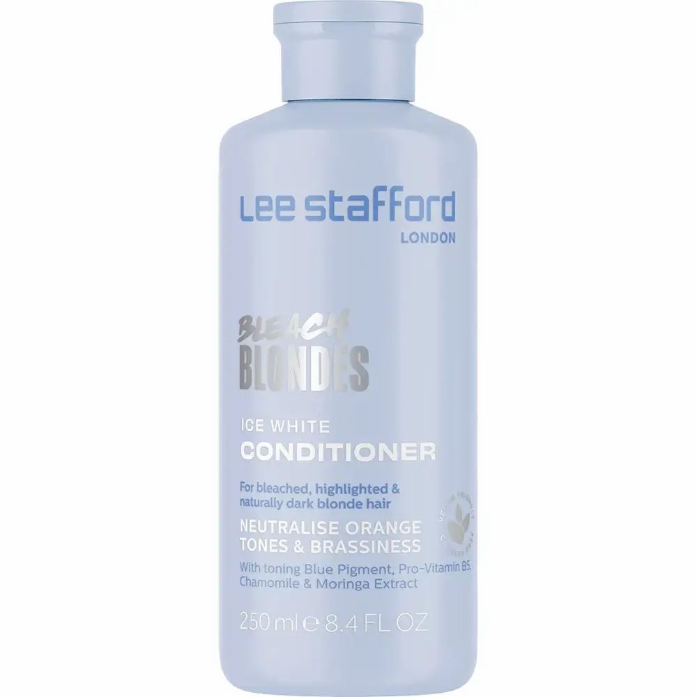 Hellblaue Flasche mit Produktetikett. Text: LEE STAFFORD, Bleach Blondes Ice White Conditioner. Für blondiertes Haar.