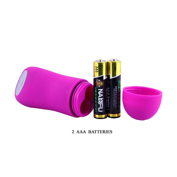 Lila Stimulator mit Batteriefach. Zwei AAA-Batterien neben dem geöffneten Batteriefach.