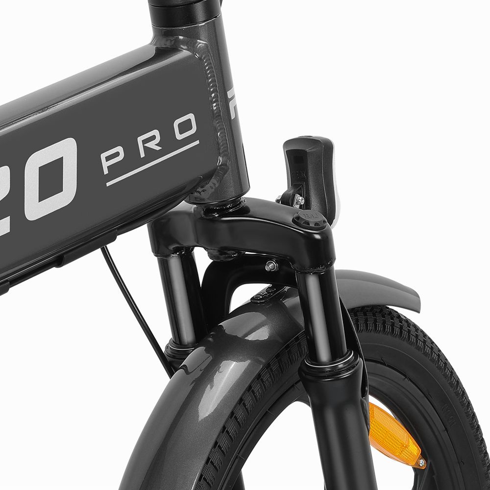 Nahaufnahme des Vorderrads und der Gabel des PVY Z20 Pro E-Bikes. Scheinwerfer und Kotflügel.