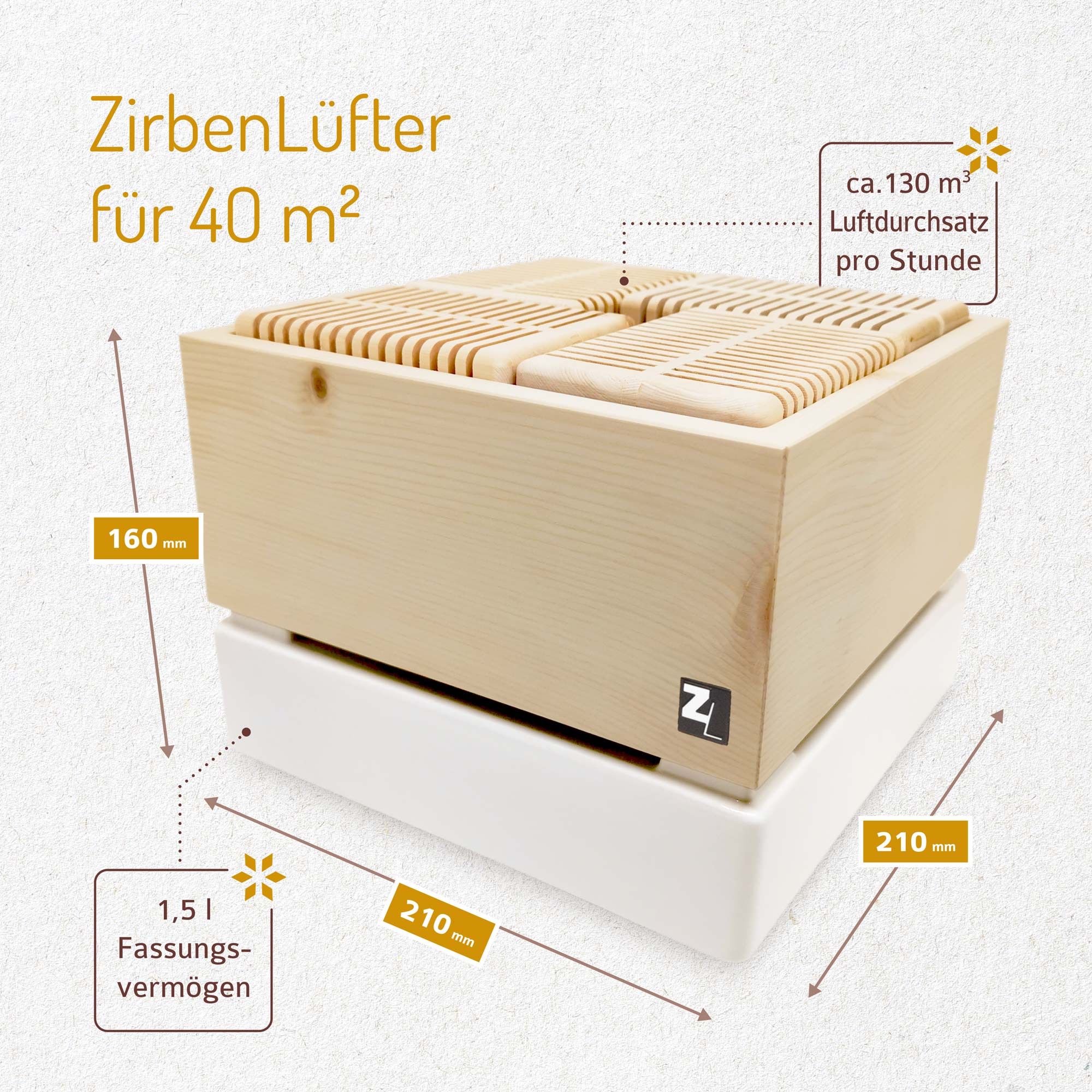 ZirbenLüfter® CUBE II, quadratisch, aus Holz, mit Holzlamellen. Auf weißem Sockel. Maße: 210x210x160mm, 1,5l Fassungsvermögen.