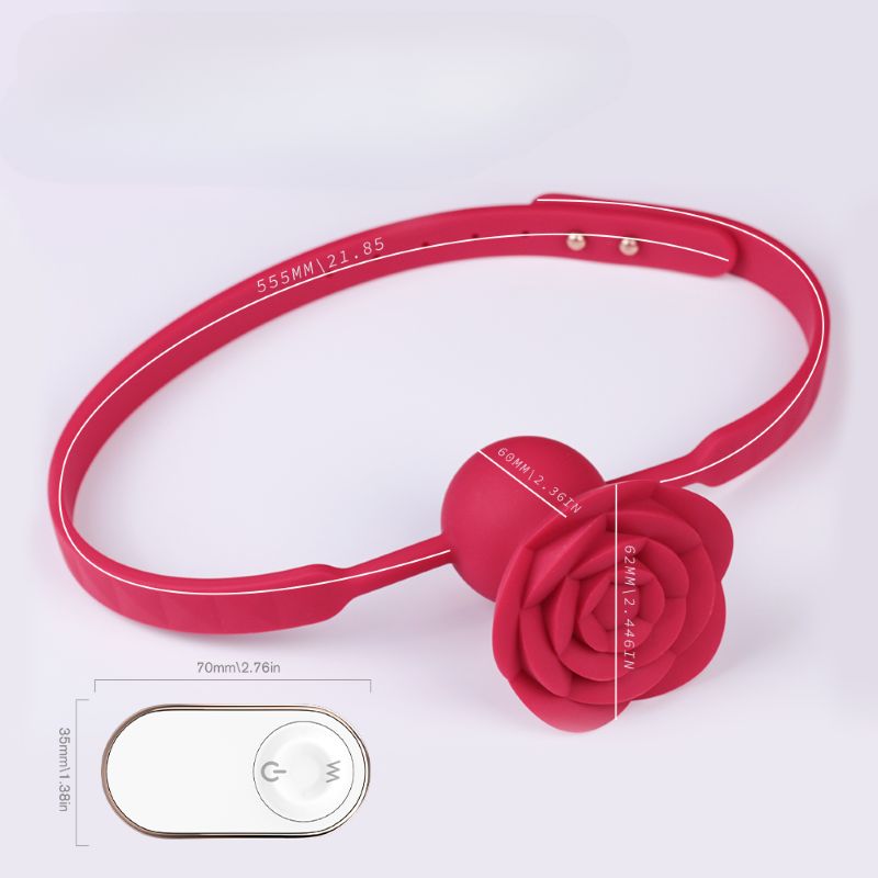 Roter Mundknebel mit Rosenblüten-Design. Abmessungen: 555mm, 64mm, 62mm, 70mm. Fernbedienung. Auf weißem Hintergrund.