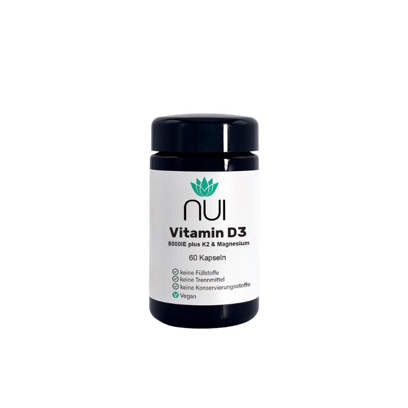 Eine Flasche NUI Vitamin D3 5.000IE plus K2 & Magnesium. Schwarzer Deckel, weißes Etikett. 60 Kapseln. Vegan.