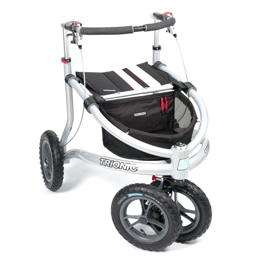 Dreirädriger Rollator mit silbernem Rahmen, schwarzem Korb und Rädern. Marke TRIONIC.