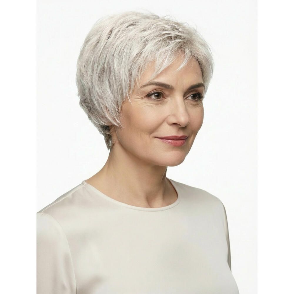 Kurze, graue Perücke. Die Frisur ist leicht gestuft und locker. Die Perücke bedeckt den Kopf einer Frau, die ein weißes Oberteil trägt.