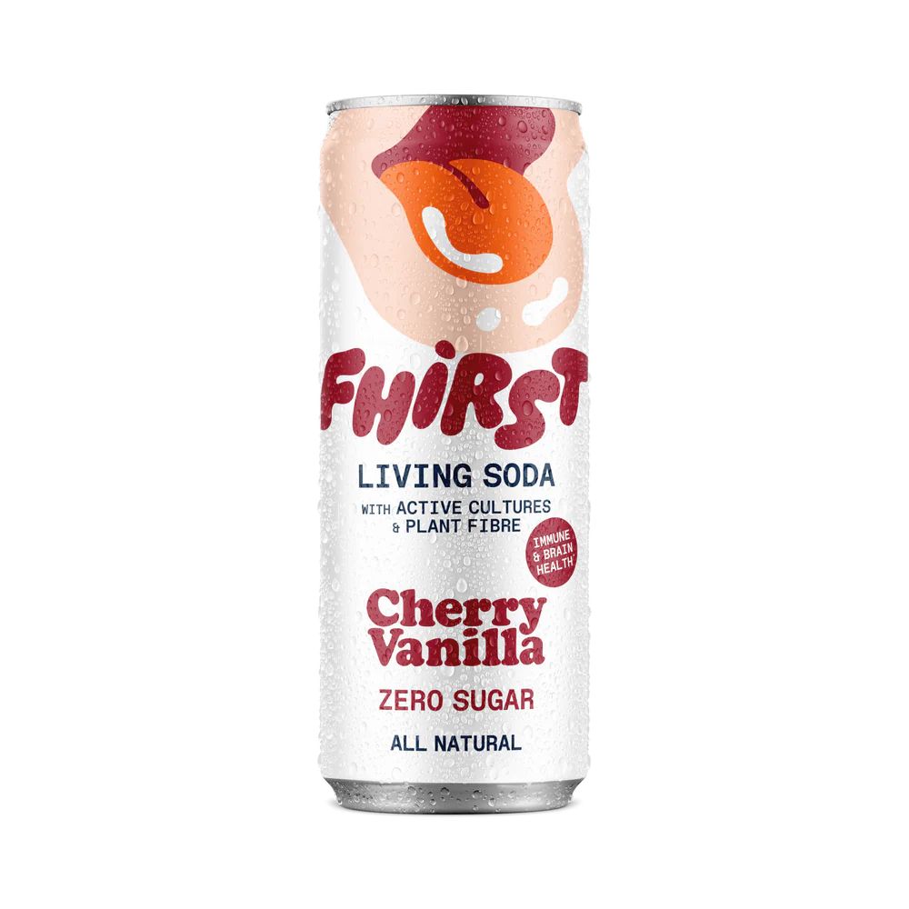 Dose FHIRST Living Soda Cherry Vanilla. Weiß, mit rotem Logo und Text. Tropfen auf der Oberfläche. Kirsch-Vanille-Geschmack.