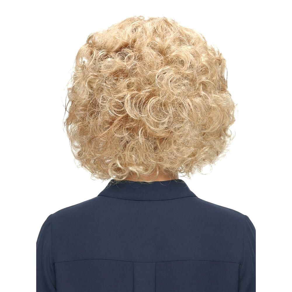 Blonde Lockenperücke, Rückansicht. Frau mit blauem Oberteil. Weißer Hintergrund.
