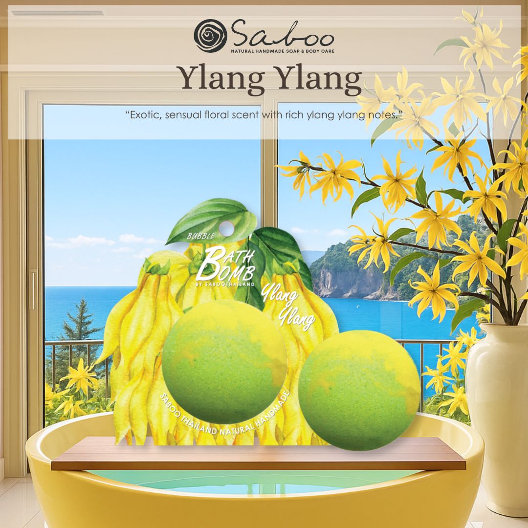 Zwei grüne Badbomben mit gelben Blüten. Text: SABOO, Ylang Ylang. Fenster mit Meerblick. Vase mit Blumen.