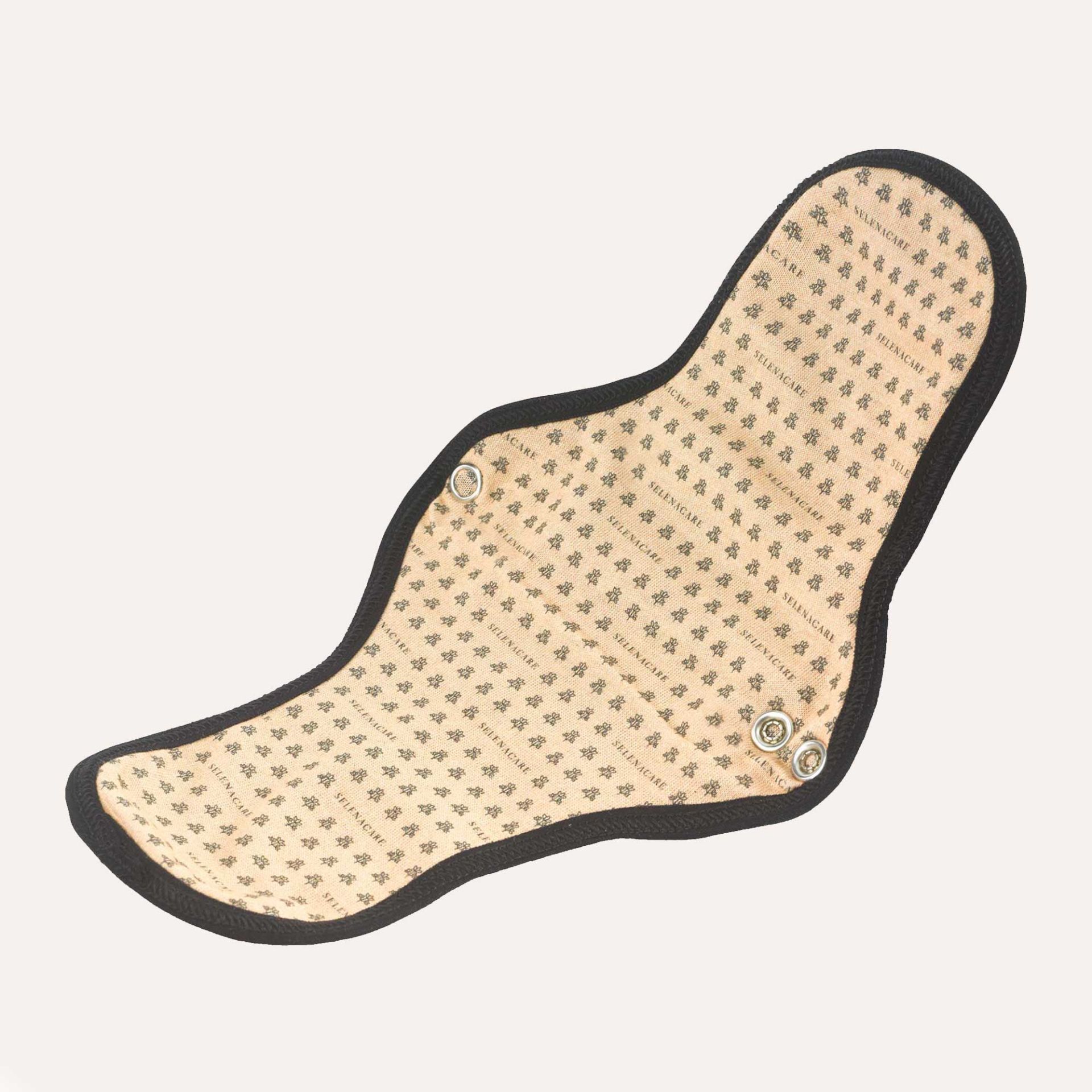 Textilbinde mit schwarzem Rand und Druckknöpfen. Innen beige mit SELENACARE-Logo. Form: gebogen.
