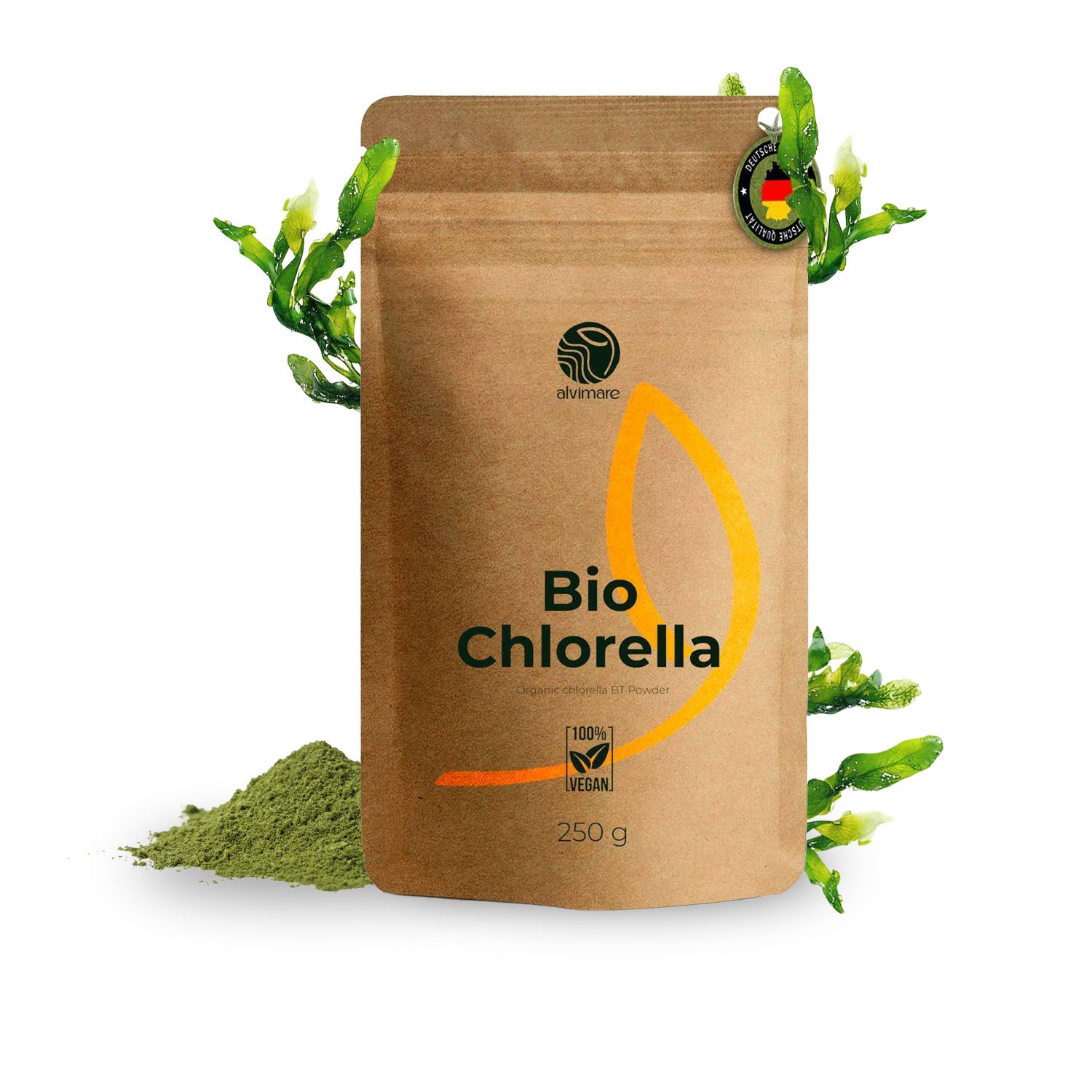 Braune Papierverpackung mit gelbem Logo und Schriftzug Bio Chlorella. Grünliches Pulver daneben. Siegel: Made in Germany.