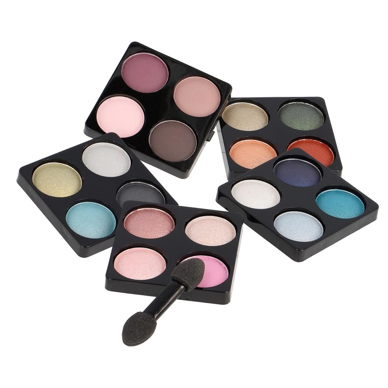 Mehrere Lidschatten-Paletten mit je vier Farben. Schwarze Kunststoffverpackung. Inklusive Applikator. Verschiedene Farbtöne.