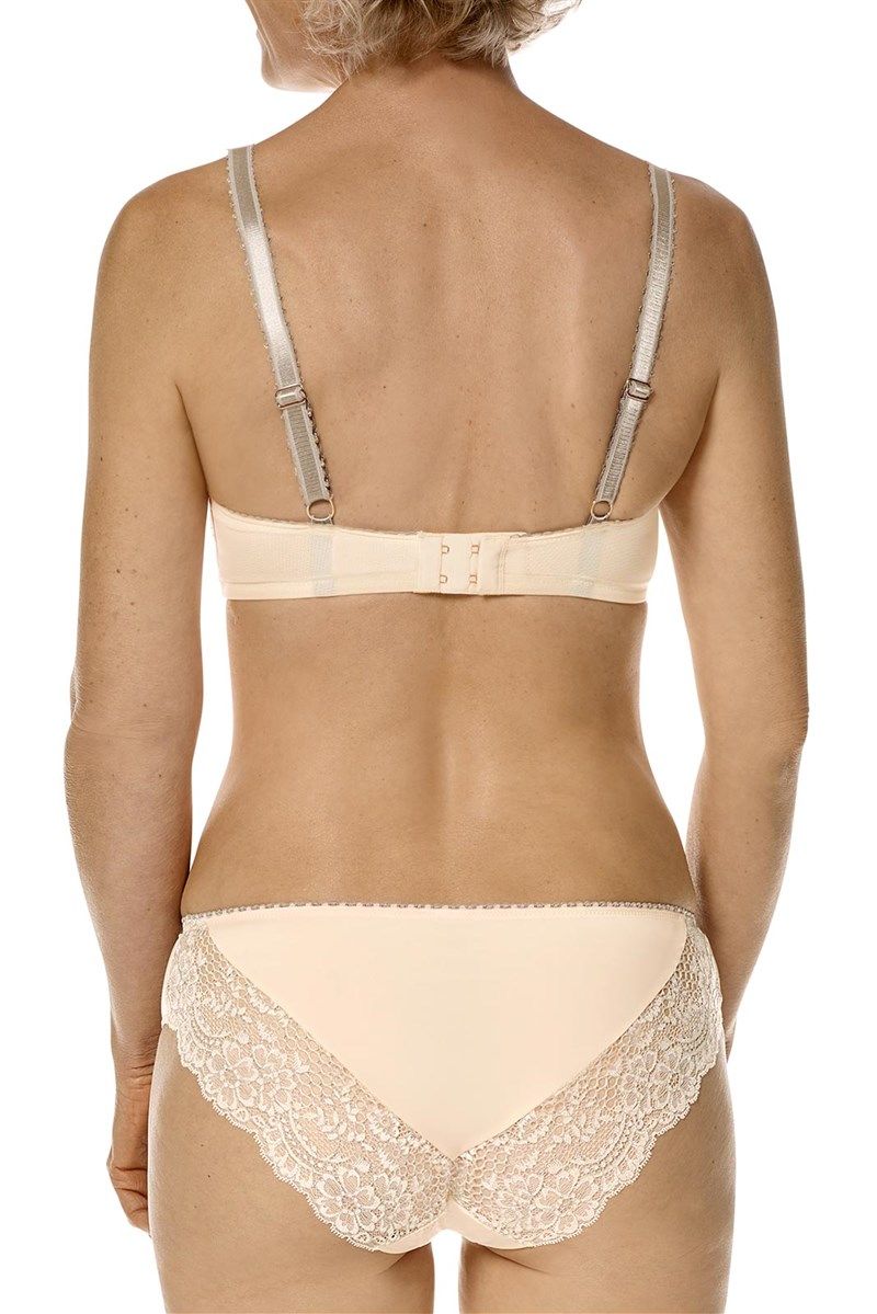 Beige BH und Slip. BH mit Trägern und Häkchenverschluss. Slip mit Spitze am Bund.