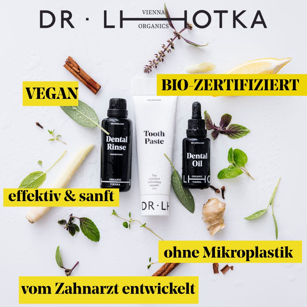 Drei Produkte: Zahnpasta, Mundspülung und Dentalöl. Text: Vegan, Bio-zertifiziert, ohne Mikroplastik. Kräuter und Gewürze umgeben die Produkte.