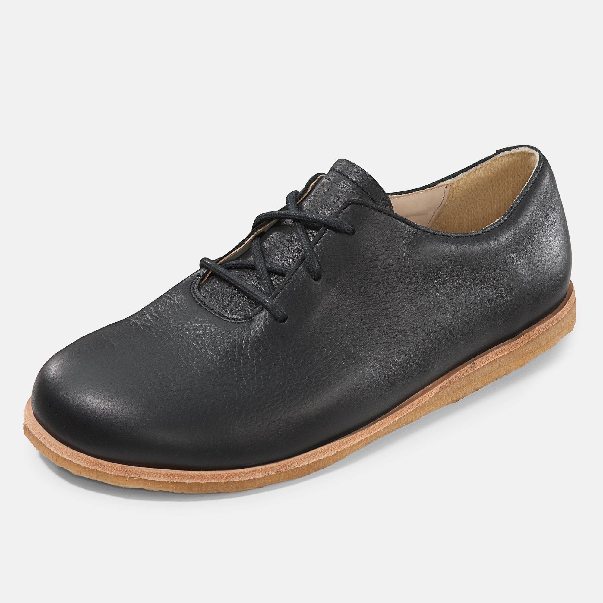 Schwarzer Lederschnürschuh mit heller Sohle. Schuh von der Seite, leicht schräg. Schnürsenkel sichtbar.
