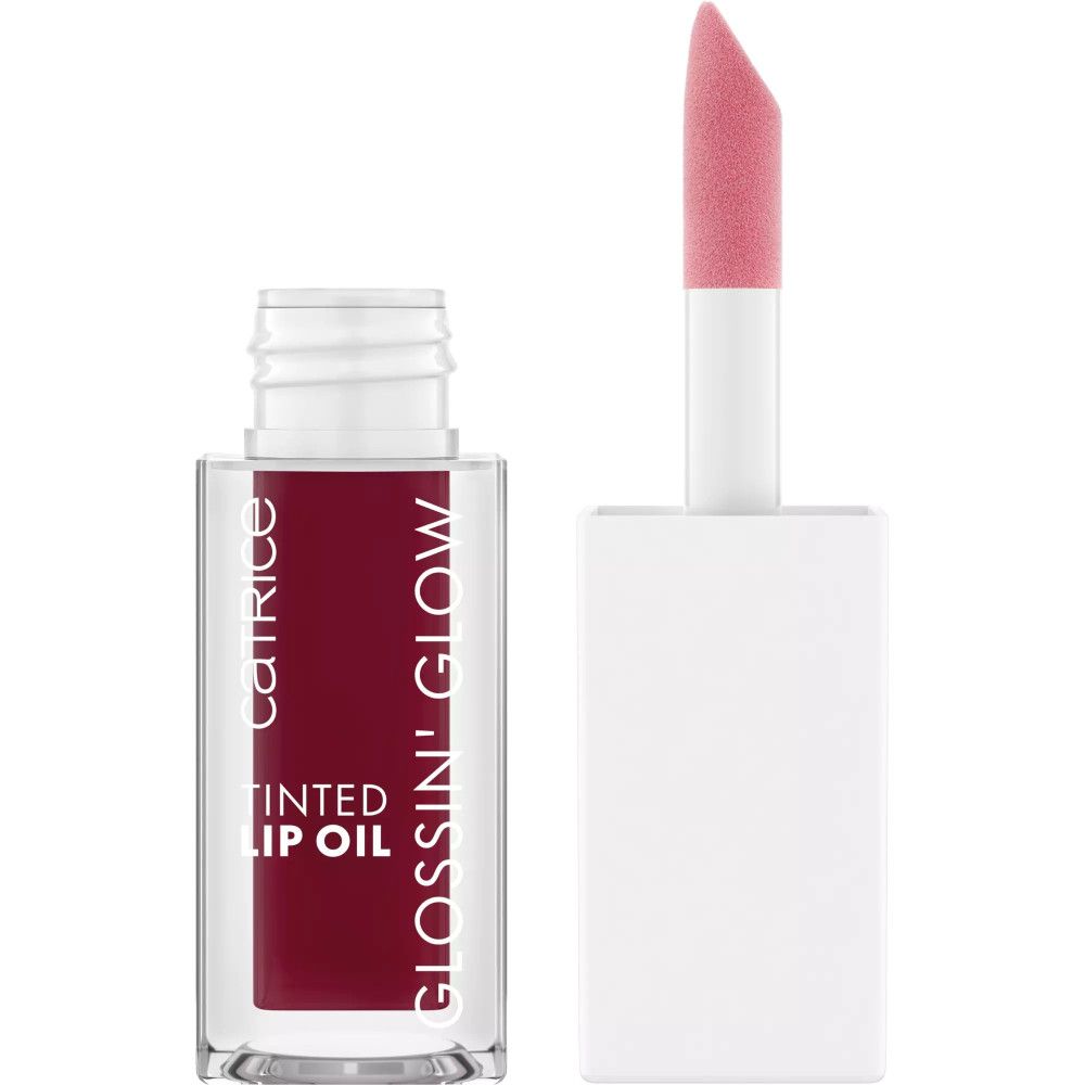 Getöntes Lippenöl in einer transparenten Flasche mit weißem Deckel und Applikator. Aufschrift: TINTED LIP OIL, GLOSSIN' GLOW, Catrice.