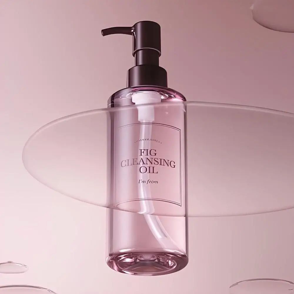 Rosa Flasche mit Pumpe, auf Glasplatte. Etikett "FIG CLEANSING OIL" und "i'm from".
