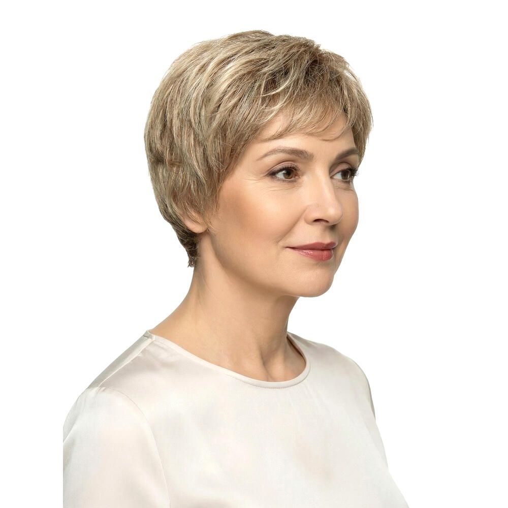 Kurzhaarperücke in Blondtönen. Dreiviertelansicht einer Frau mit der Perücke. Hellbeige Oberteil.