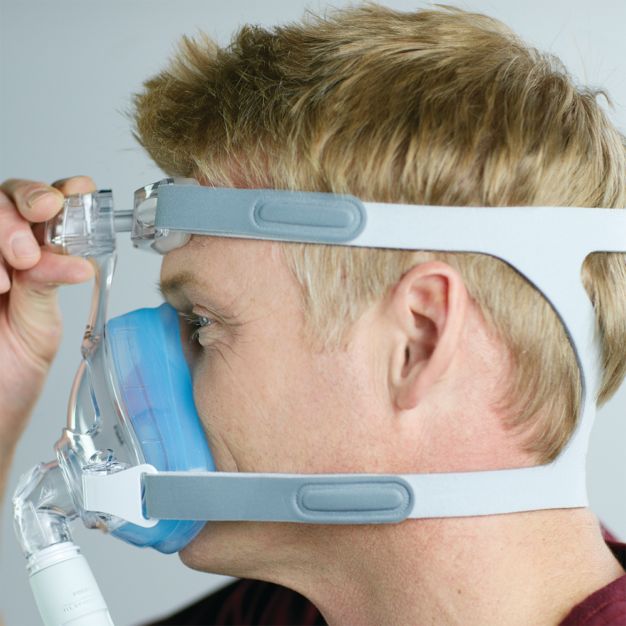 Mann im Profil mit Philips CPAP Maske Amara SE Gel Full Mund-Nasenmaske.