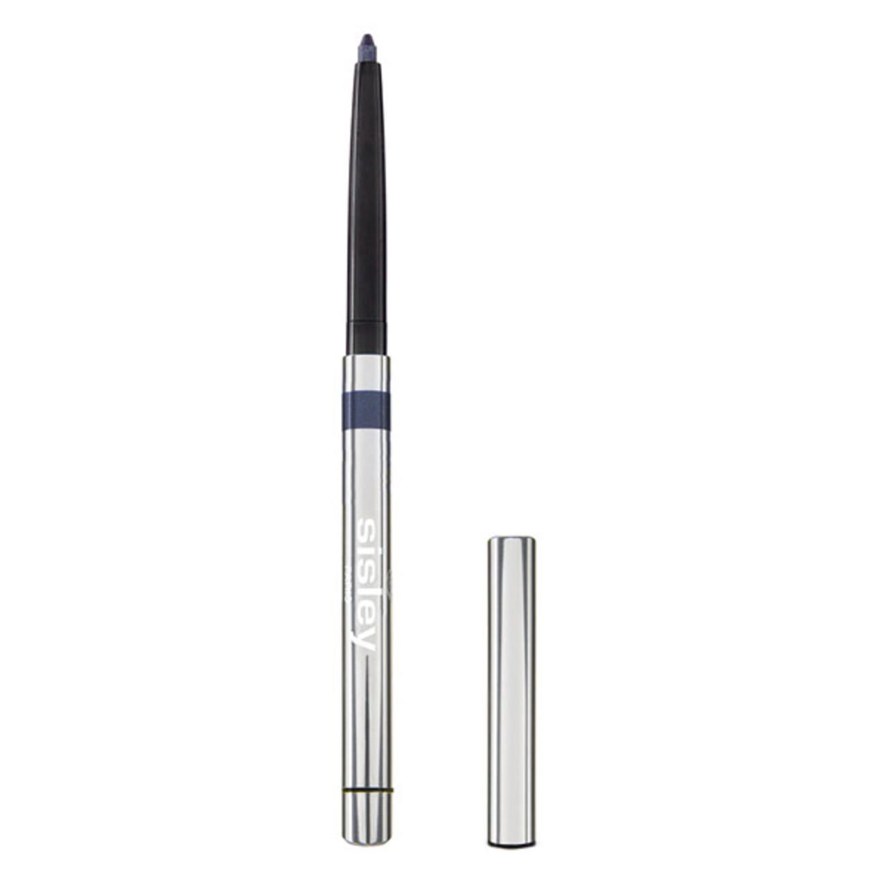 Blauer Kajalstift mit silberfarbener Hülse und schwarzer Spitze. Der Deckel liegt daneben. Auf dem Stift steht Sisley.