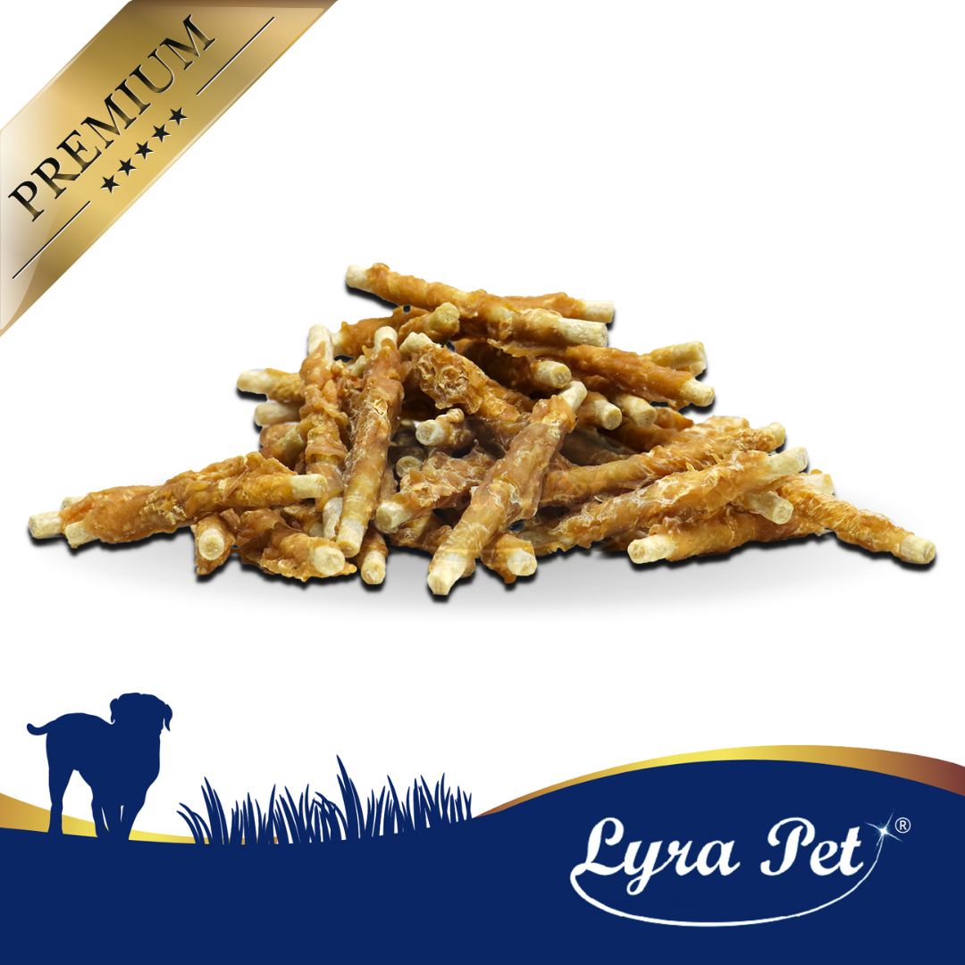 Haufen Kaustangen. Aufschrift: Lyra Pet, Premium. Hundesilhouette und Gras im Hintergrund.